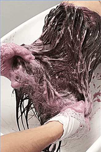 液体カラーは毛と毛の間に空気を入れると泡立ちがよくなり、くまなく剤が行き渡るようになります